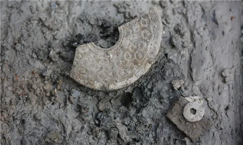 扬州市邗江区西湖镇苏庄墓地发现西汉原始瓷璧